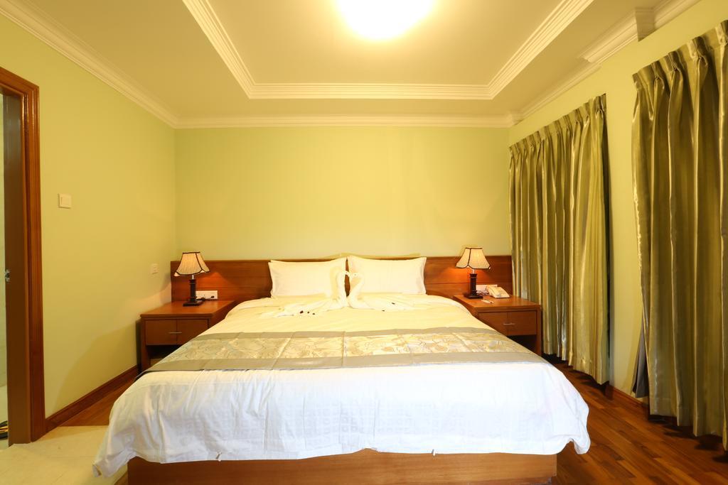 Hotel Royal King Yangon Esterno foto